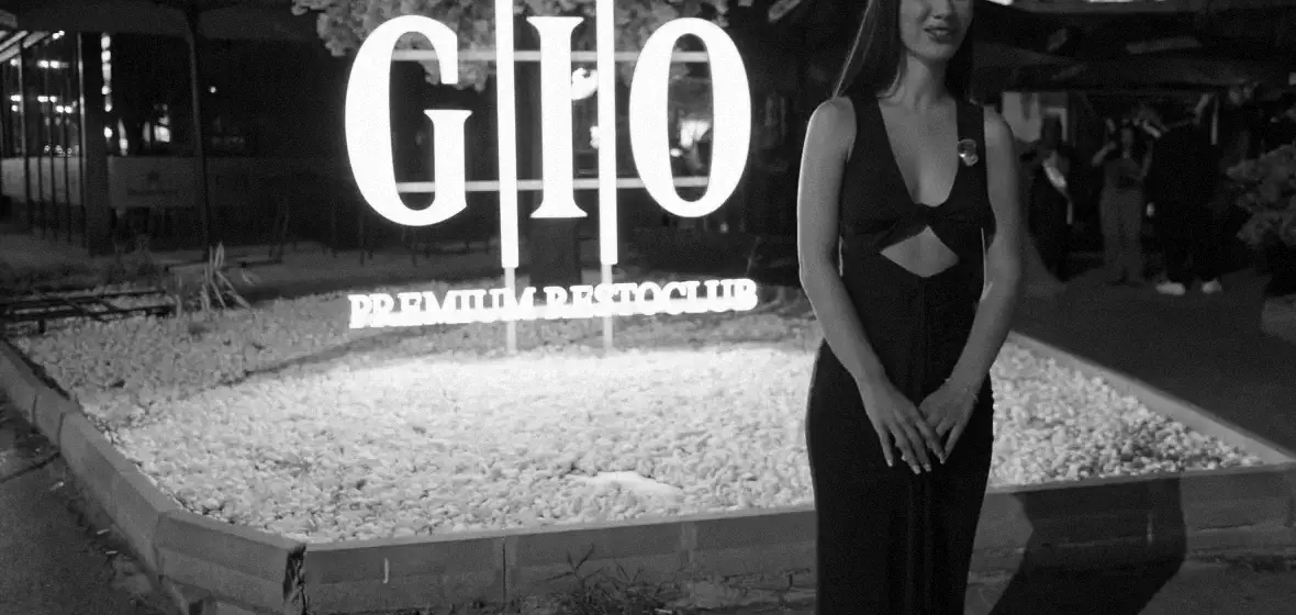 Вечерта на Мис Милениум Джио 2026: светещият надпис на Gio Premium Restoclub