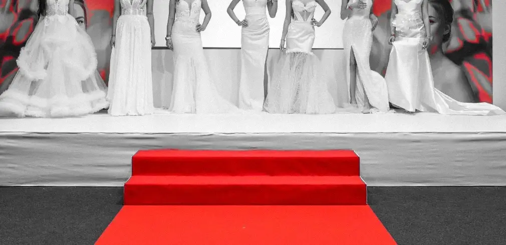 Червеното стълбище към подиума с булчинската колекция на Bulgarian Wedding Beauty and Art Award 2026